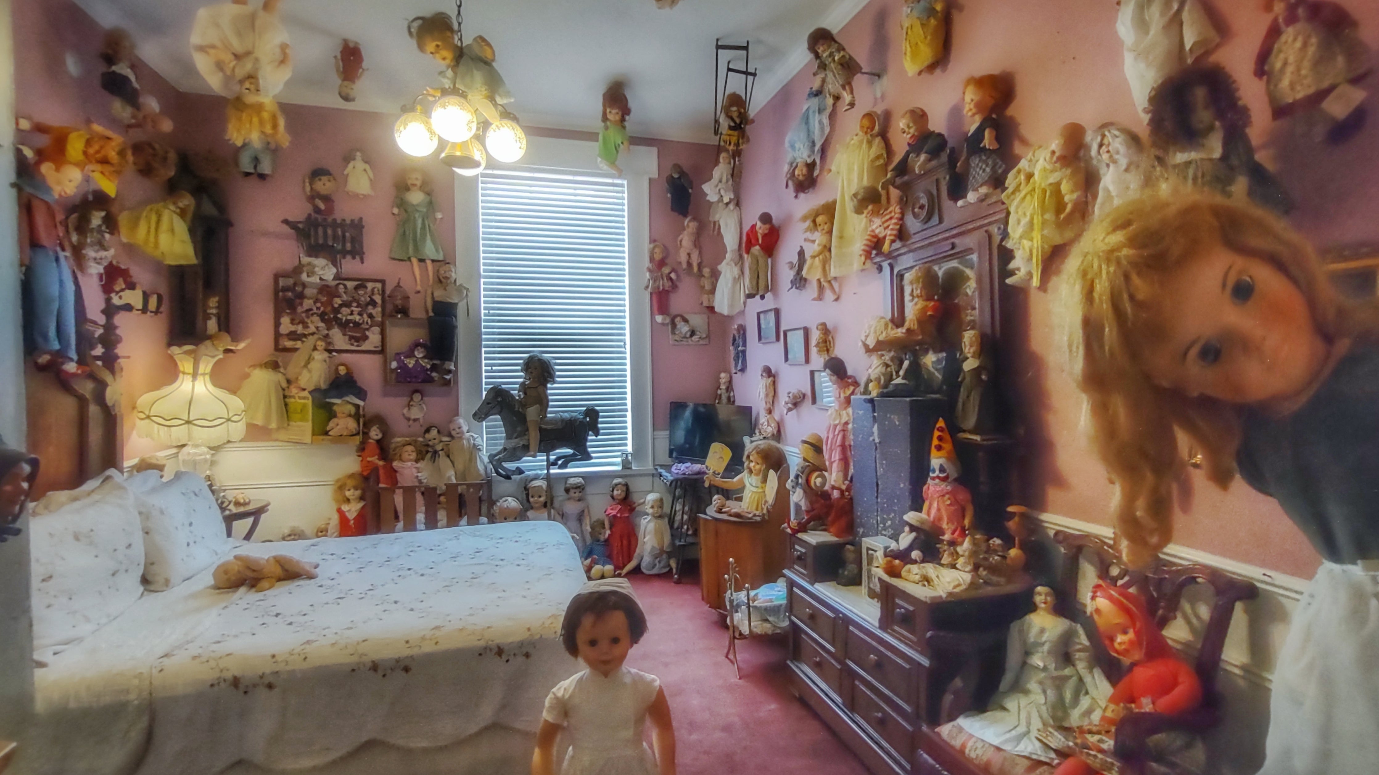 Room 14 - Dolls N Stuff – Jefferson Palace Hotel