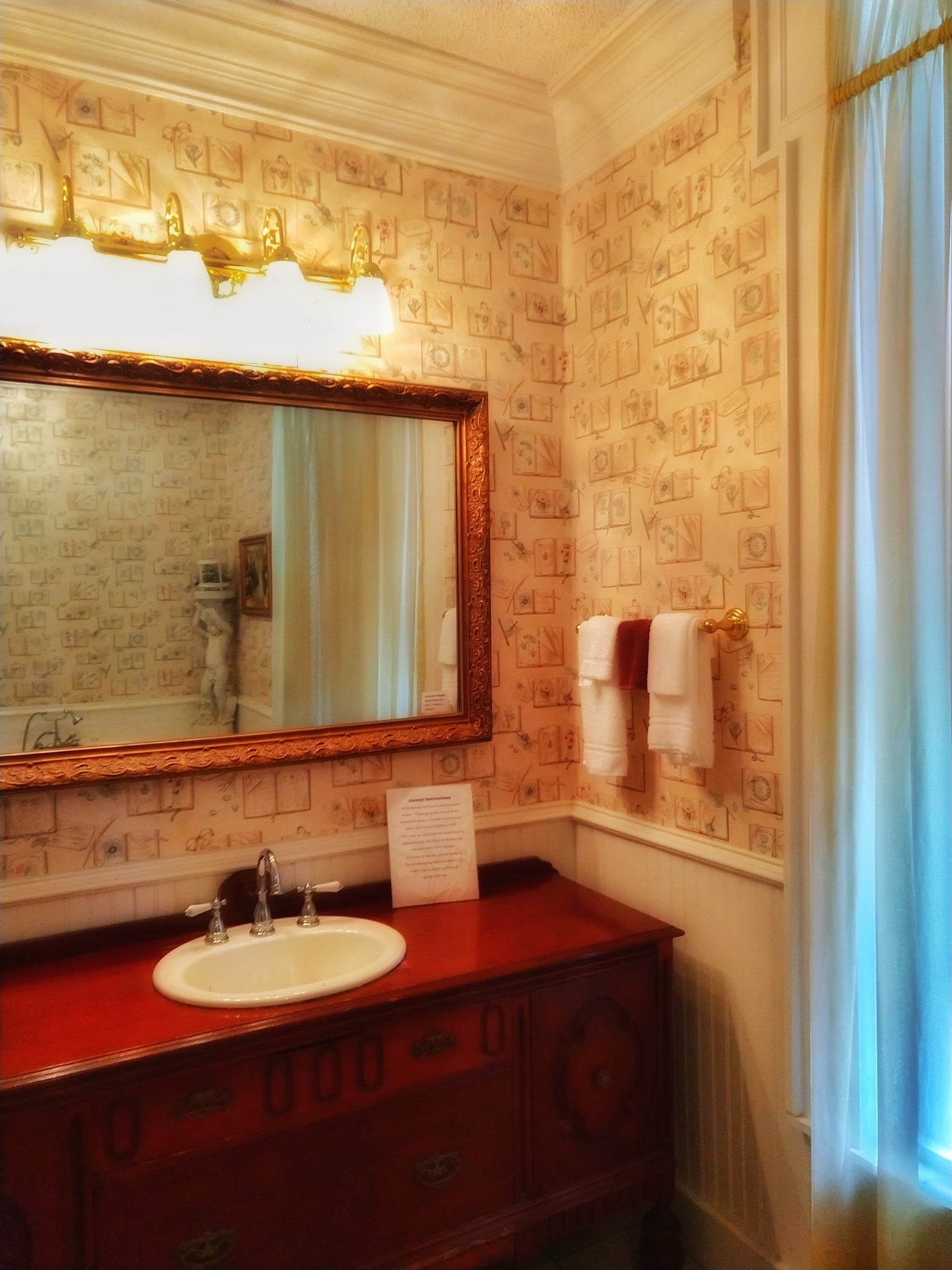 Room 4 Honeymoon Suite