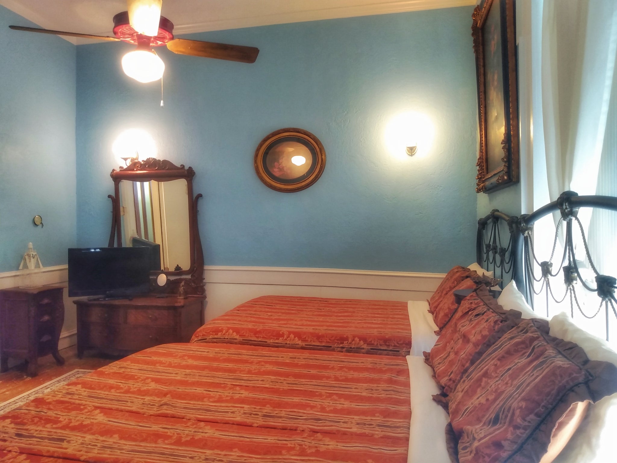 Room 5 Double Queen Bed Suite