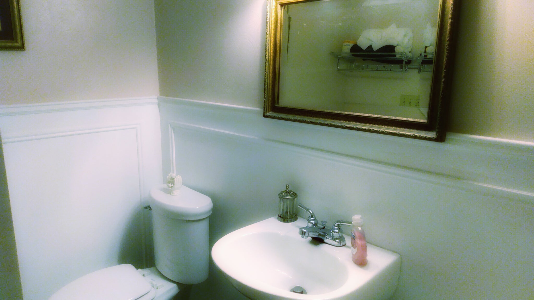 Room 12 Single Queen bed