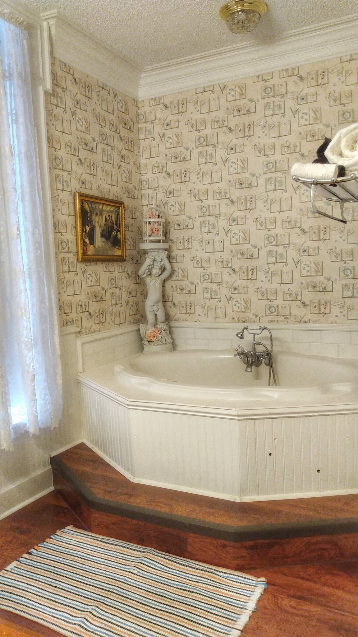 Room 4 Honeymoon Suite